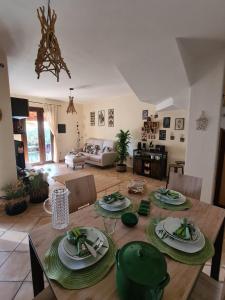 una sala de estar con una mesa de madera con platos. en Sweet House, en Villasimius