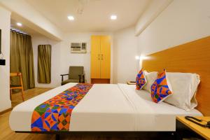 sypialnia z dużym łóżkiem w pokoju w obiekcie Hotel Highway Residency - Andheri Chakala w Bombaju