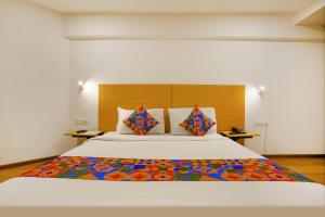 sypialnia z dużym łóżkiem i kolorowym kocem w obiekcie Hotel Highway Residency - Andheri Chakala w Bombaju
