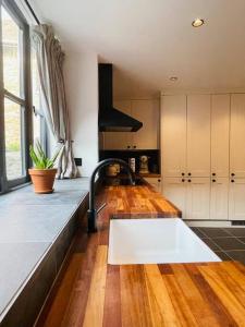 Dapur atau dapur kecil di THE APPLE LOFT - Rustic luxury one bed cottage