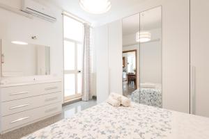 A bed or beds in a room at Quattro Perle
