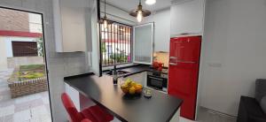 een keuken met een rode koelkast en een aanrecht bij Loft A la verita River,PARKING FREE,DIRECT ACCESS ,SIN ESCALONES in Córdoba