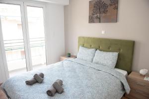 un dormitorio con una cama con dos animales de peluche en Cozy flat 5min to subway station (EPIDAMN) en Atenas