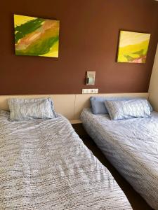 2 nebeneinander sitzende Betten in einem Schlafzimmer in der Unterkunft Schöne Wohnung mit Top Aussicht in Guardamar del Segura