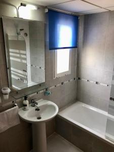 a bathroom with a sink and a bath tub at Schöne Wohnung mit Top Aussicht in Guardamar del Segura