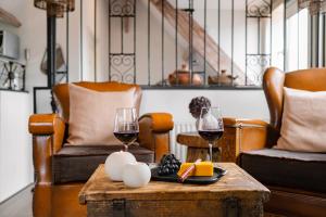 - une table avec deux verres de vin et de fromage dans l'établissement La Chatelaine, à Egmond aan Zee