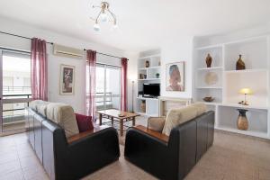 - un salon avec deux chaises et une table dans l'établissement Apartamento Kaya, à Albufeira
