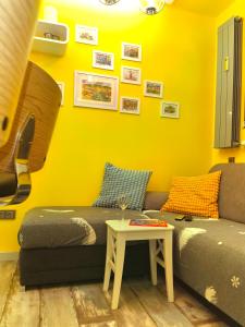 uma sala de estar com um sofá e uma mesa em Sofiel cozy apartment - Top Center Sofia em Sófia