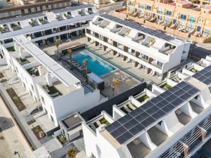 Esmeralda Cotillo Homes by LIVVO في كوتيو: اطلالة جوية على مبنى عليه لوحات شمسية +37 صورة