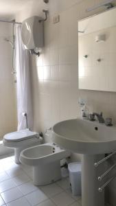 ジェレメアスにあるVilla Flàの白いバスルーム(洗面台、トイレ付)