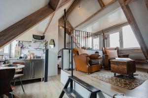 een keuken en een woonkamer in een loft bij La Chatelaine in Egmond aan Zee