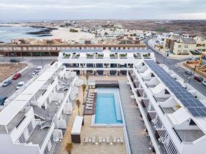 Бассейн в Esmeralda Cotillo Homes by LIVVO или поблизости