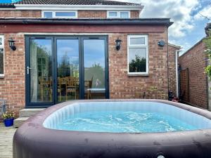 Bazén v ubytování Splendid 3 Double Bedroomed House near Oxford nebo v jeho okolí