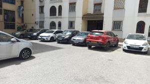 eine Reihe parkender Autos, die vor einem Gebäude geparkt sind in der Unterkunft عين النعجة جسر قسنطينة الجزائر Ain Naadja 