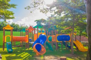 um parque infantil num parque com equipamento colorido em Mavsa Resort em Cesário Lange