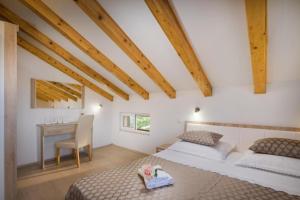 ミルナにあるVilla Bravuraのベッドルーム1室(ベッド2台、デスク付) +62枚の写真