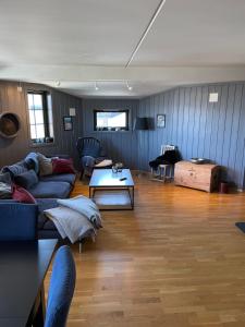 uma sala de estar com um sofá e uma mesa em Norefri - Norefjell Ski in-out with Sauna em Ørpen