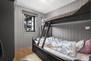 Katil dua tingkat atau katil-katil dua tingkat dalam bilik di Norefri - Norefjell Ski in-out with Sauna