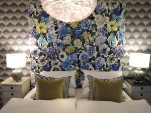 um quarto com um papel de parede floral azul e branco em Fährhaus Meißen B&B em Meißen