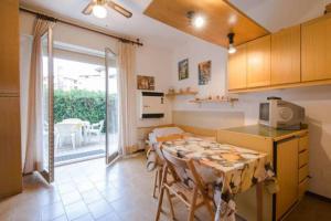 a kitchen and dining room with a table and a microwave at Casa al mare Santo Stefano al Mare in Santo Stefano al Mare