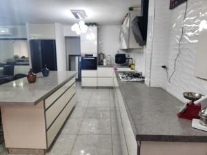 cocina con armarios blancos y encimera en בית הנשיא en Safed