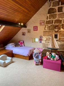 1 dormitorio con 2 camas y pared de piedra en Très belle propriété avec tennis à 1h de Paris 