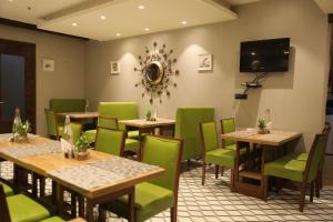 Ресторант или друго място за хранене в Hotel Bluestone - Nehru Place