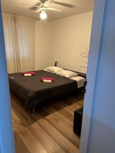 um quarto com uma cama com duas toalhas em Šibenik apartment em Sibenik