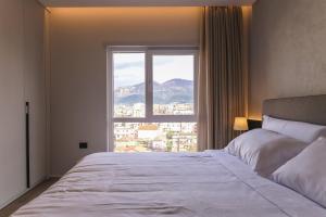 Postel nebo postele na pokoji v ubytování Two Steps Apartments Tirana