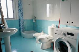 Ванная комната в Lovely 2 bedroom condo with free parking +15 фотографий