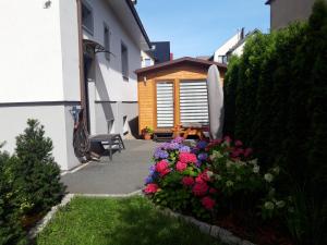 Vonkajšia záhrada v ubytovaní Pokoje i domek letniskowy Pod Kasztanem