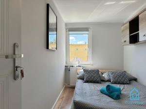 グダニスクにあるPicasso Roomの窓付きの部屋にベッド付きのベッドルーム1室があります。