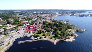 Una isla en el agua con un círculo rojo. en Lysko Gjestegård, en Larvik