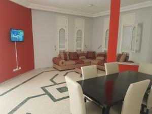 sala de estar con mesa y sofá en Djerba La Douce, en Houmt El Souk