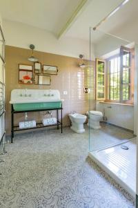 La salle de bains est pourvue d'une baignoire, d'un lavabo et de toilettes. dans l'établissement Tenuta Miranda, à Cassinasco