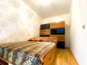 1 dormitorio con 1 cama en una habitación en Michelle Apartmant, en Viena