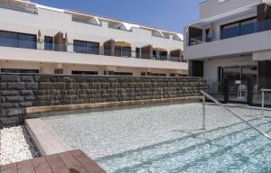Esmeralda Cotillo Homes by LIVVO في كوتيو: حمام سباحة أمام مبنى