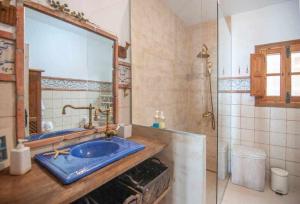 Phòng tắm tại La Casa Roja Torrox 6 huéspedes y piscina privada +31 ảnh