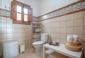 a bathroom with a toilet and a sink in it at La Casa Roja Torrox 6 huéspedes y piscina privada in Torrox
