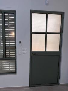 une porte et une fenêtre dans une chambre dans l'établissement Starlight: A desert unit, à Niẕẕane Sinay