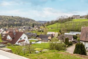 een klein dorp met huizen en een heuvel bij Dück in Stühlingen