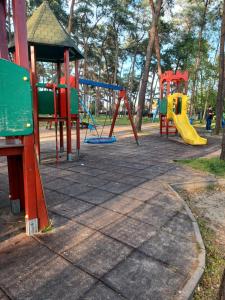 um parque infantil com equipamento de brincar colorido num parque em Levendula Apartman Nyíregyháza em Nyíregyháza