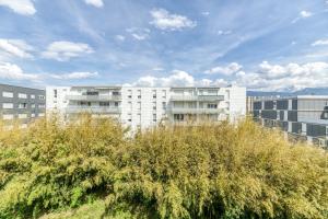 un grupo de edificios en una ciudad con árboles en Le Bali- Garage- Terrasse- Relaxant- Belle Vue en Grenoble