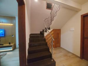 a staircase in a room with a stair case at Casa Duplex em Pedra Azul in Domingos Martins