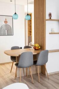 Magdalena Suite 1,0 في مدينة هيراكيلون: غرفة طعام مع طاولة وكراسي خشبية