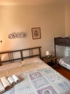 um quarto com uma cama com duas toalhas em Villetta Eoliana em Vulcano
