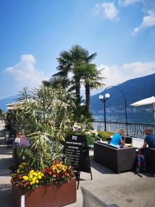 a couple of people sitting at a table with flowers at Appartamento Ca' Sistina Green a Morcote in Morcote