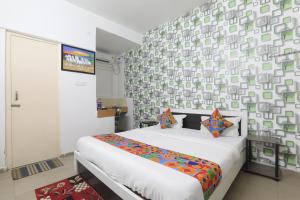 1 dormitorio con 1 cama y una pared de plazas en The Ashiyana Inn Hotel en Patna