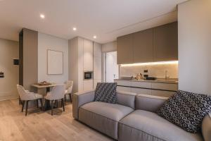Kuchyň nebo kuchyňský kout v ubytování Two Steps Apartments Tirana