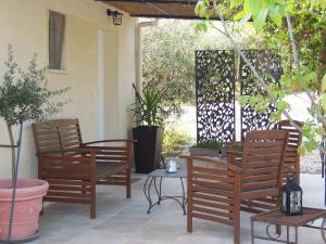 Patio lub wspólna przestrzeń na świeżym powietrzu w obiekcie OUSTAOU DU GAYET gîte de charme avec piscine privée